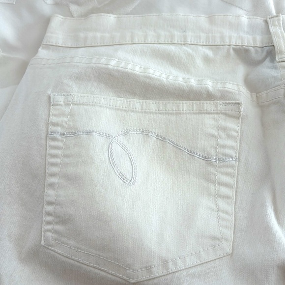 Avenue White, Wide Leg Jeans/Pants. Decorative Stitching on Back Pockets Size 16 - Picture 5 of 10